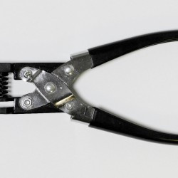 BannerUps PowerPunch Super-Duty Hole Punch